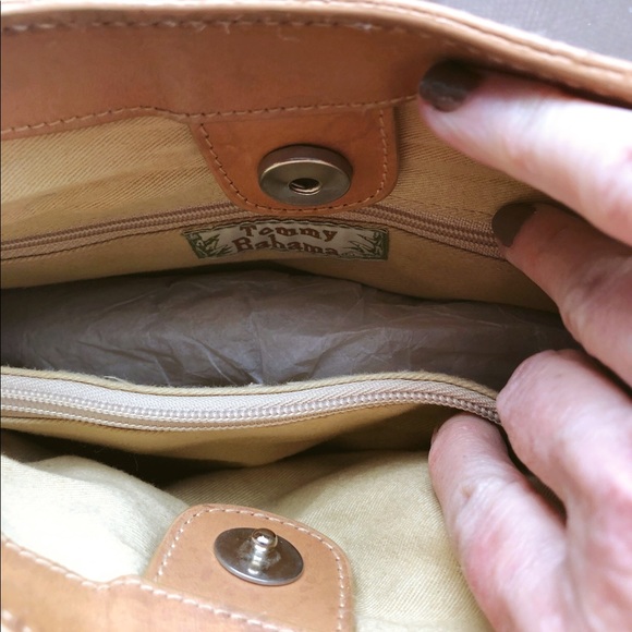 Like new condition Tommy Bahama Leather& Linen Shoulder Bag - Picture 4 of 5